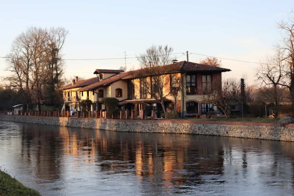 Sentiero ciclopedonale nel Parco del Ticino. Vista sulle cascine antiche