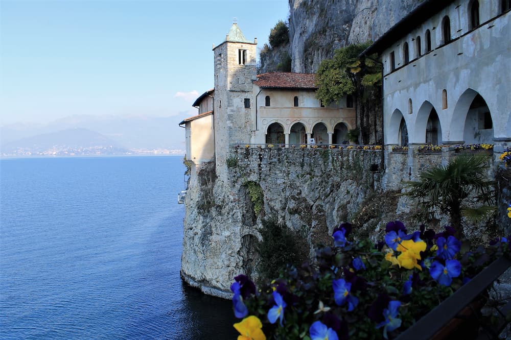 Vista panoramica dell'Eremo di Santa Caterina del Sasso incastonato nella roccia a picco sul Lago Maggiore.