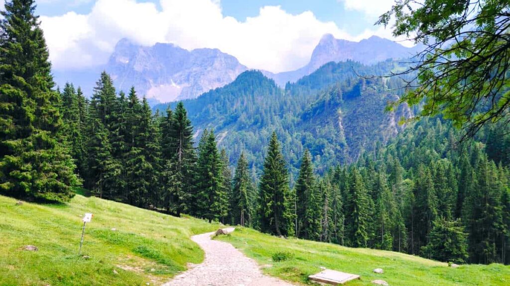 Vista panoramica del Rifugio Alpe Corte in Valcanale durante una giornata estiva