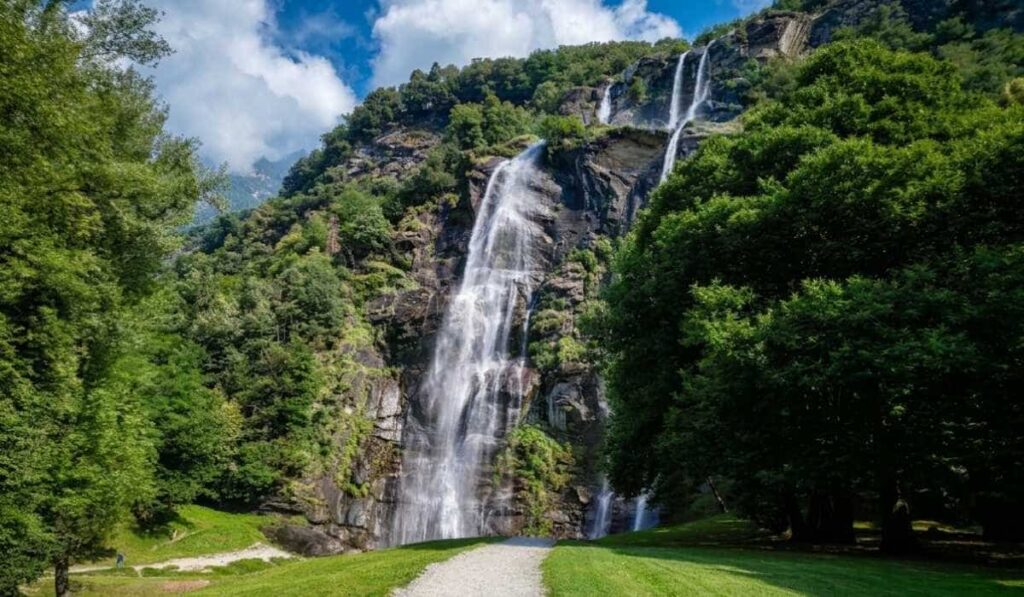 Vista panoramica dal basso delle spettacolari Cascate dell'Acquafraggia a Piuro, in Valchiavenna.