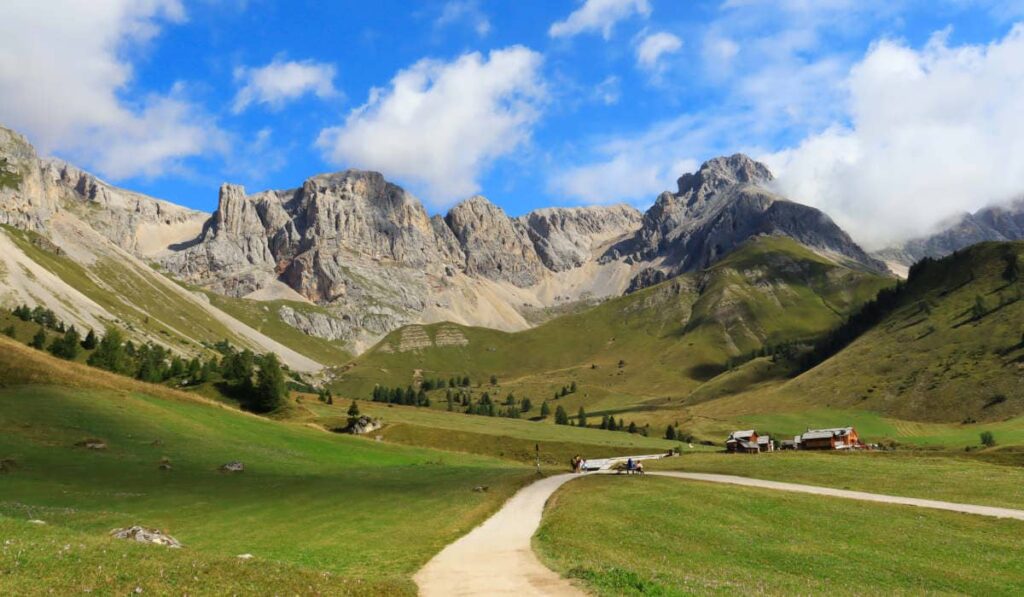 Sentiero e panorama verso il Rifugio Fuciade al Passo San Pellegrino in Val di Fassa