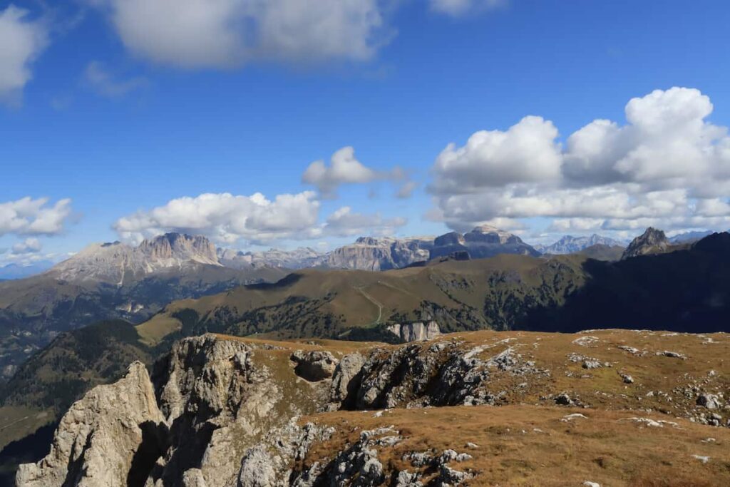 Vista panoramica sulle Dolomiti e gruppo della Marmolada durante l'escursione a Cima 11 e Rifugio Vallaccia in Val Monzoni