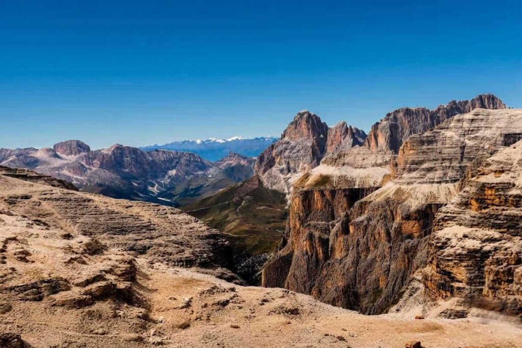 Vista panoramica mozzafiato e vivida dal Sass Pordoi sulle Dolomiti, con il Gruppo del Sella e la Val di Fassa.