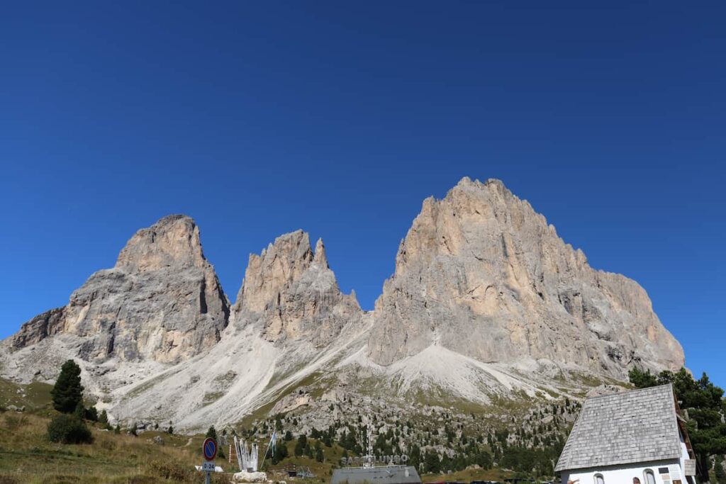 Veduta del Gruppo del Sassolungo e della chiesetta al Passo Sella, Val di Fassa