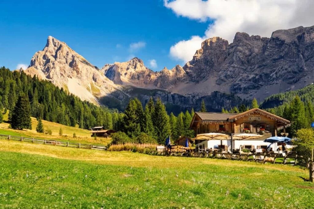 Baita Ciampiè e panorama dolomitico durante l'escursione in Val San Nicolò da Pozza di Fassa