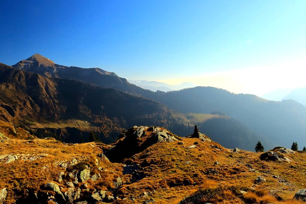 Vista panoramica sulle Orobie durante l'escursione autunnale al Rifugio Balicco da Mezzoldo